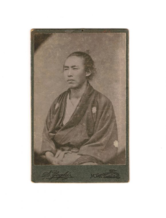 ↑今回公開された、坂本龍馬が撮影された湿板写真（湿板写真家・収集家　林道雄提供）